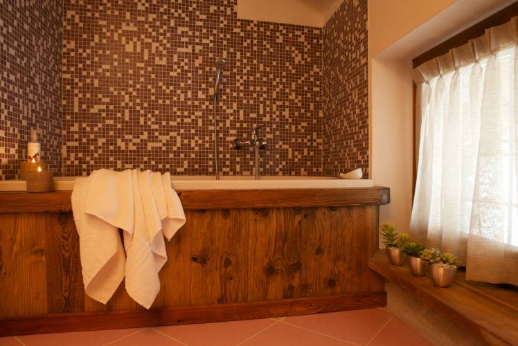 Residence Le Petit Coeur - Salle-de-bains avec baignoire appartement La Gnolla