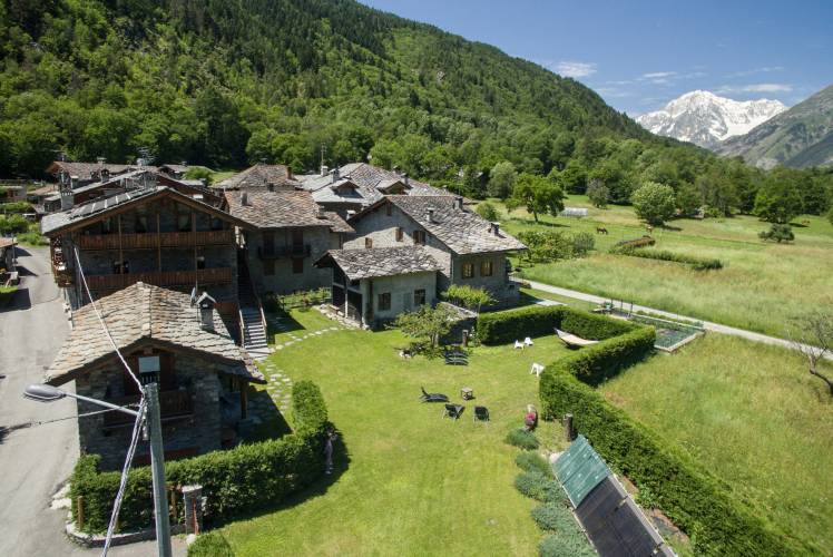Residence Le Petit Coeur - vue drone villa la Rozoou et jardin